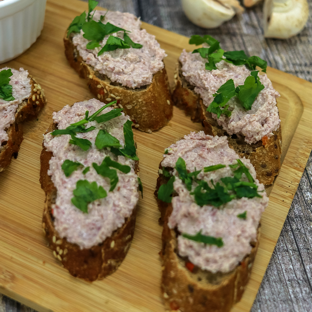Намазка с сервелатом и грибами